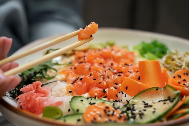 Foto grátis pessoas comendo prato de frutos do mar com salmão