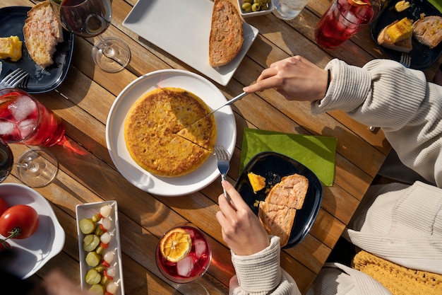 Foto grátis pessoas comendo tortilla espanhola