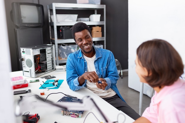 Foto grátis pessoas consertando chips de computador