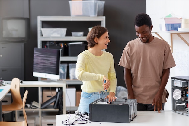 Foto grátis pessoas consertando chips de computador