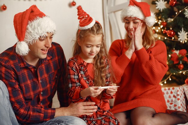 Pessoas consertando para o natal. pais brincando com a filha.