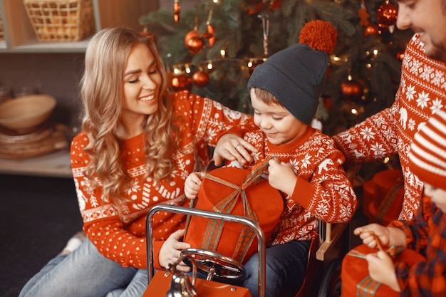 Pessoas consertando para o Natal. Pessoas brincando com sua filha.