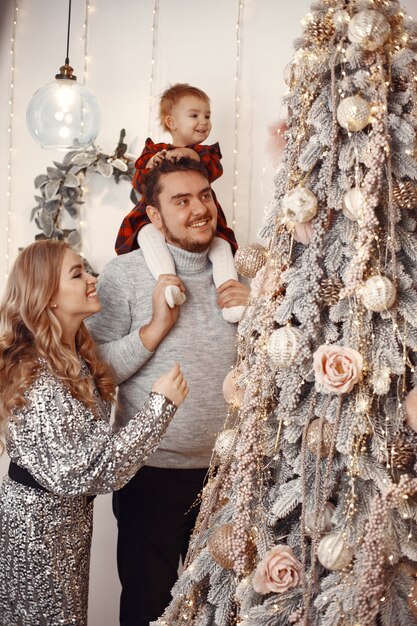 Pessoas consertando para o Natal.