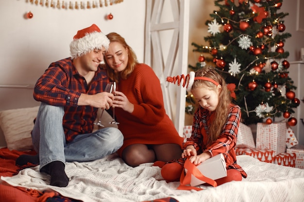 Pessoas consertando para o Natal.