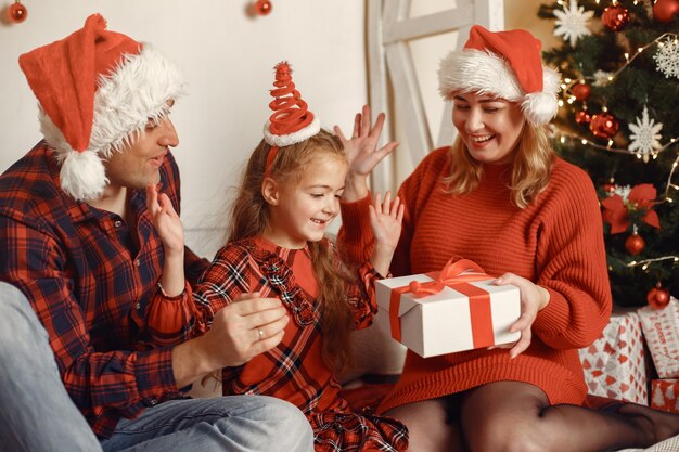 Pessoas consertando para o Natal.