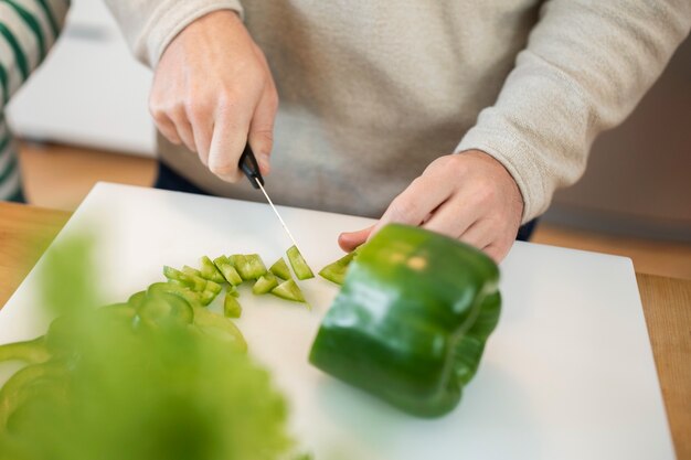 Pessoas cozinhando e desfrutando de comida