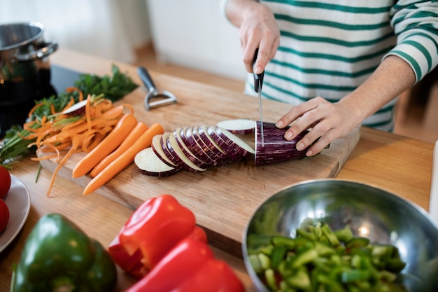 Foto grátis pessoas cozinhando e desfrutando de comida