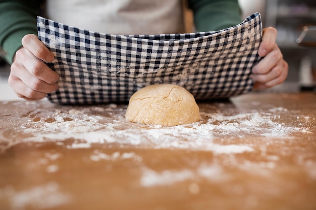 Foto grátis pessoas cozinhando e desfrutando de comida