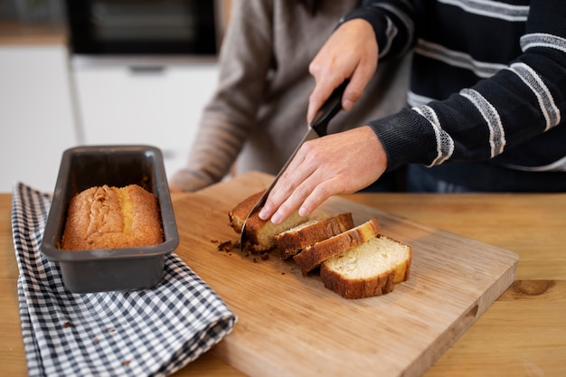 Foto grátis pessoas cozinhando e desfrutando de comida