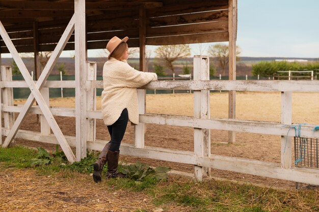 Pessoas cuidando da fazenda