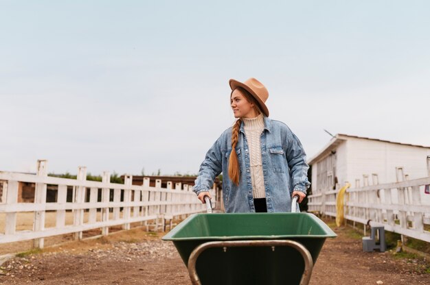 Foto grátis pessoas cuidando da fazenda