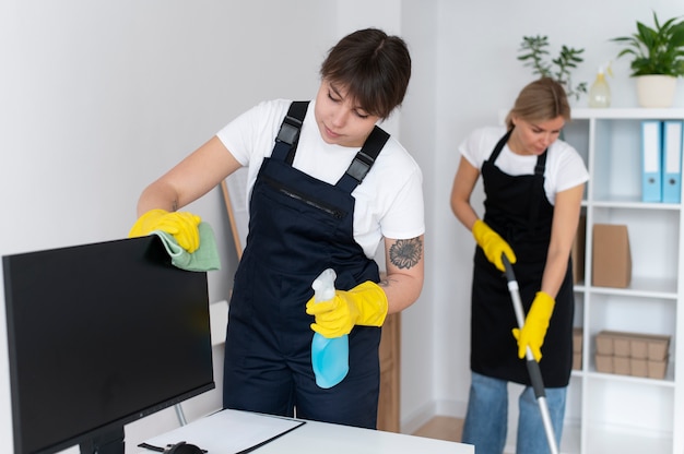 Pessoas cuidando da limpeza do escritório