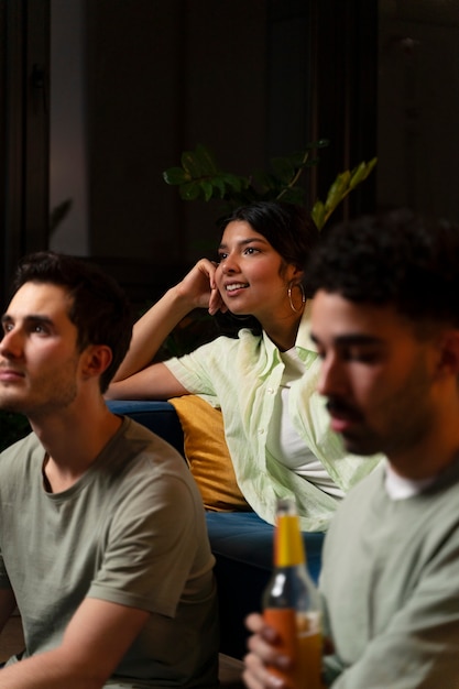 Foto grátis pessoas curtindo a noite de cinema