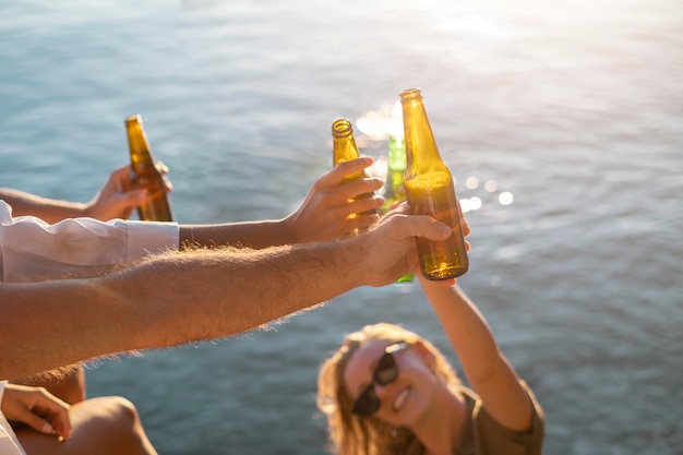 Pessoas curtindo a vida após uma liberdade cobiçosa