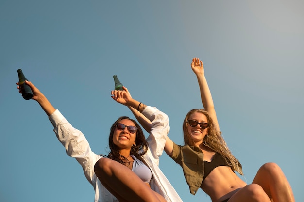 Foto grátis pessoas curtindo a vida após uma liberdade cobiçosa