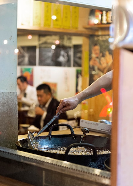 Pessoas curtindo comida tradicional japonesa