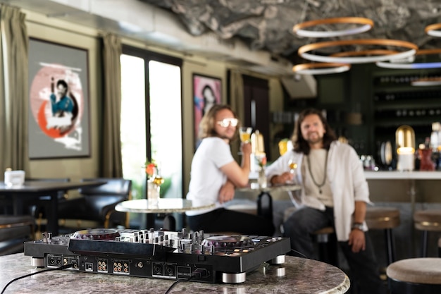 Pessoas curtindo seu tempo em uma festa de dj