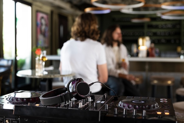 Foto grátis pessoas curtindo seu tempo em uma festa de dj