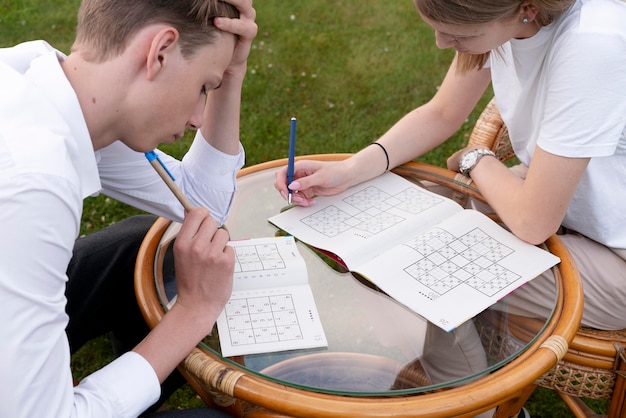 Foto grátis pessoas curtindo um jogo de sudoku