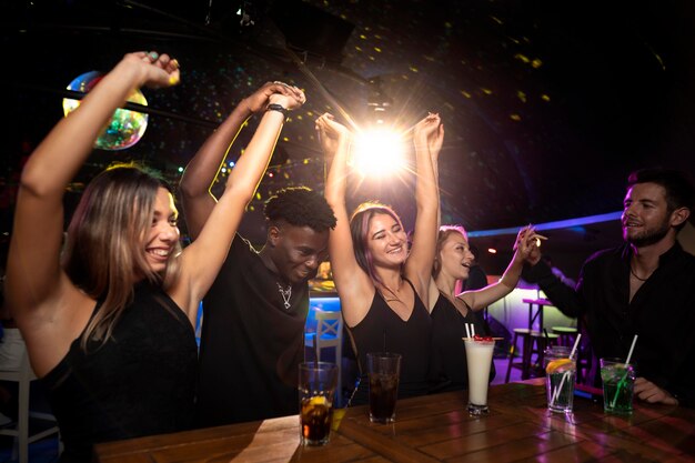 Pessoas da vida noturna a divertir-se em bares e clubes