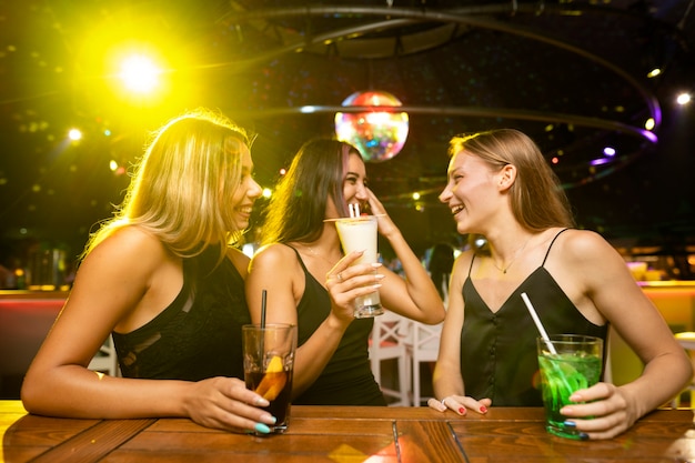 Pessoas da vida noturna se divertindo em bares e discotecas