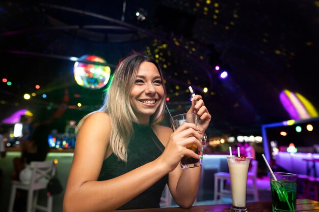 Pessoas da vida noturna se divertindo em bares e discotecas
