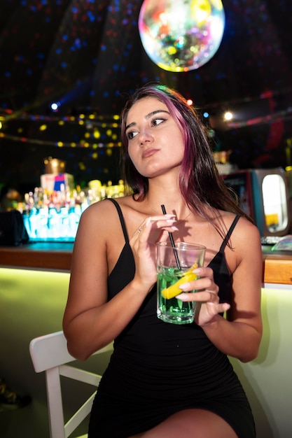 Foto grátis pessoas da vida noturna se divertindo em bares e discotecas