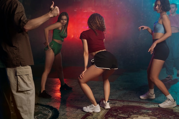 Pessoas dançando e twerking em uma festa interna