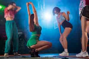 Foto grátis pessoas dançando e twerking em uma festa interna