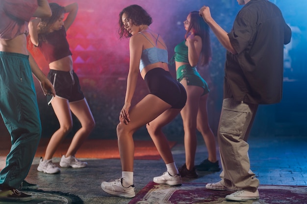 Pessoas dançando e twerking em uma festa interna