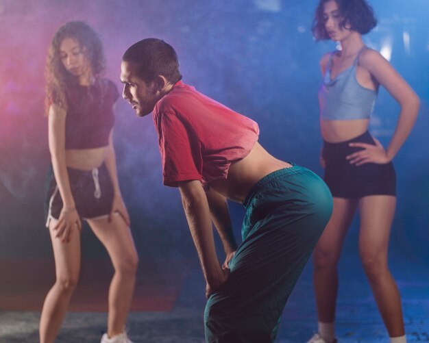 Pessoas dançando e twerking em uma festa interna