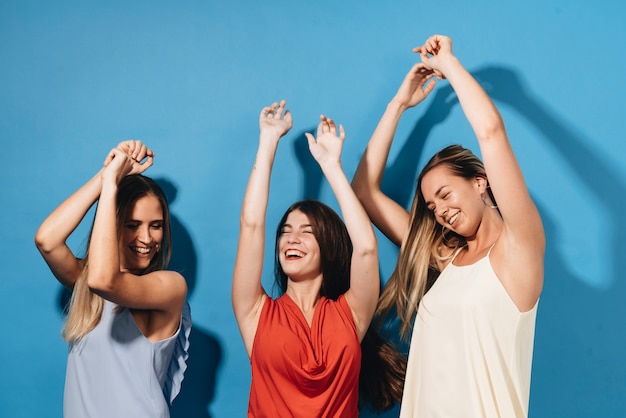 Pessoas dançando em uma festa