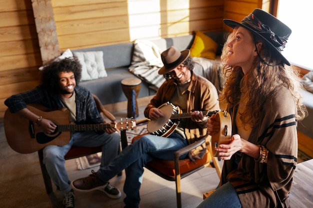 Foto grátis pessoas de alto ângulo a fazer música.