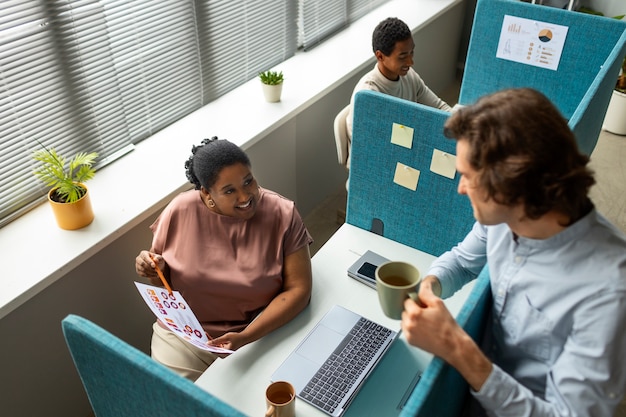 Pessoas de alto ângulo discutindo no trabalho