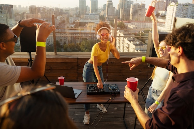 Foto grátis pessoas de alto ângulo festejando juntos