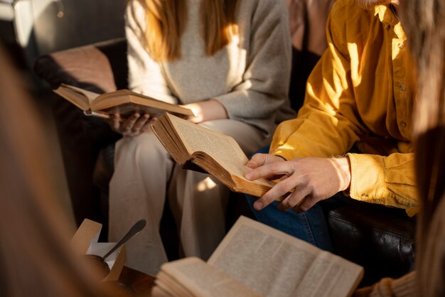 Pessoas de alto ângulo lendo juntas