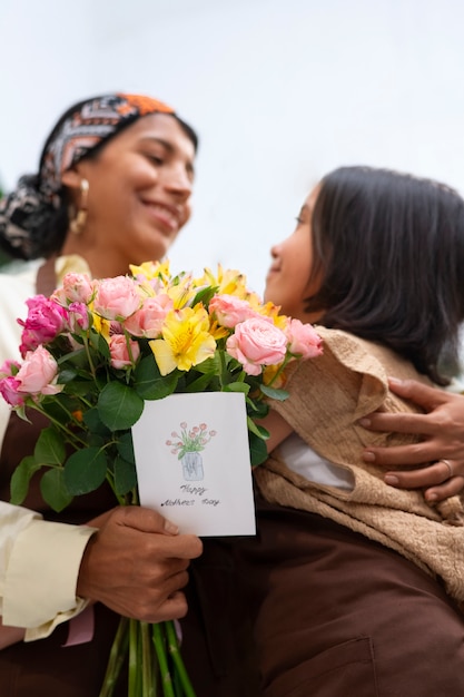 Foto grátis pessoas de baixo ângulo comemorando o dia das mães