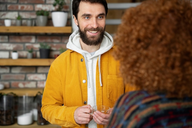 Foto grátis pessoas de coworking trabalhando juntas