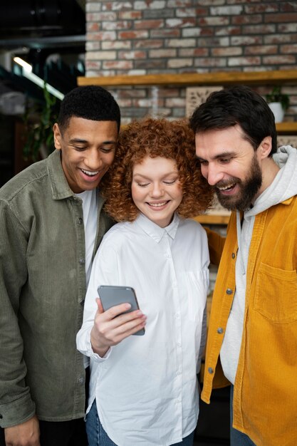 Pessoas de coworking trabalhando juntas