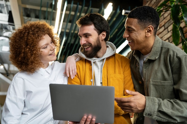 Foto grátis pessoas de coworking trabalhando juntas