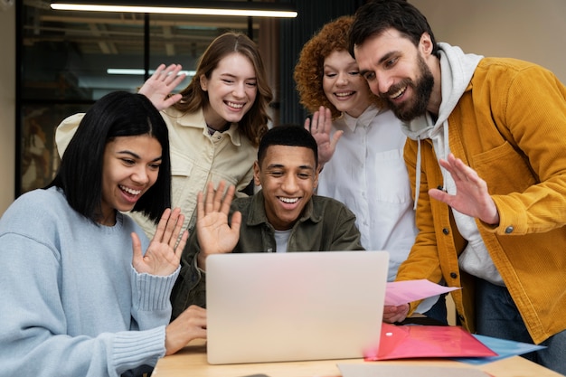 Pessoas de coworking trabalhando juntas