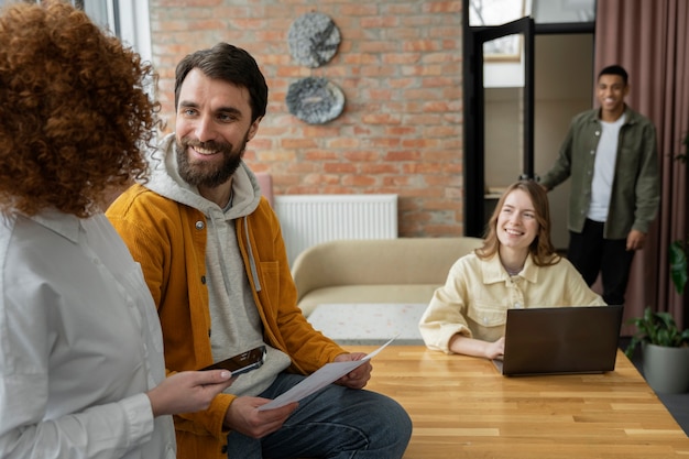 Pessoas de coworking trabalhando juntas