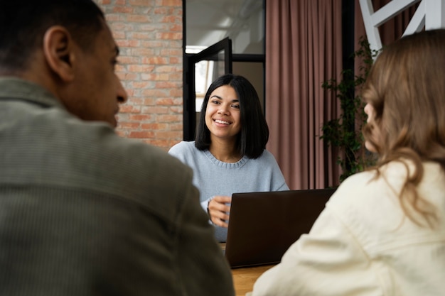 Foto grátis pessoas de coworking trabalhando juntas