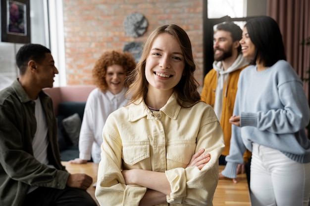 Pessoas de coworking trabalhando juntas