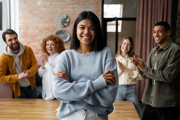 Foto grátis pessoas de coworking trabalhando juntas