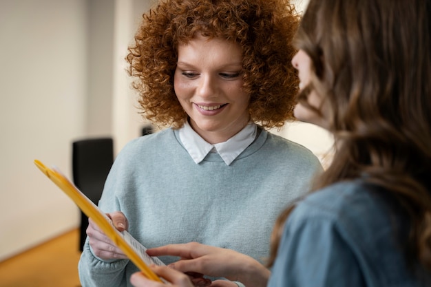 Pessoas de coworking trabalhando juntas