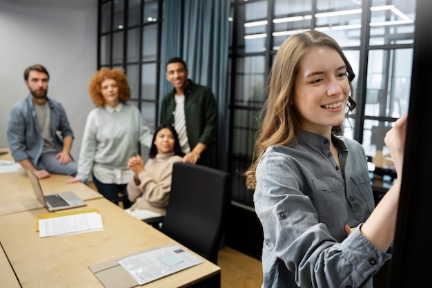 Pessoas de coworking trabalhando juntas