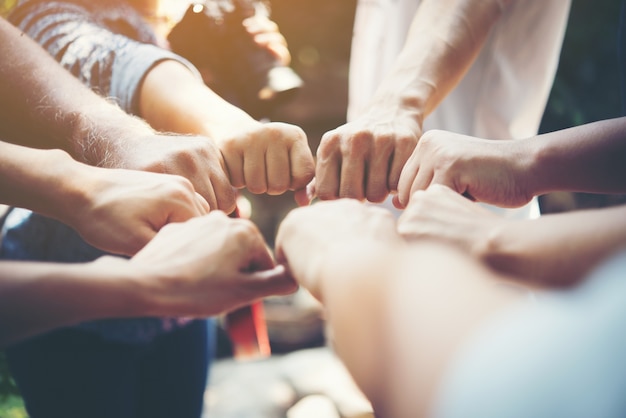 Pessoas de força reunião de sucesso das mãos