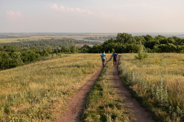 Pessoas de longo alcance caminhando na natureza