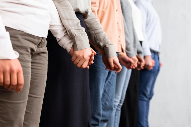 Pessoas de mãos dadas em uma sessão de terapia de grupo